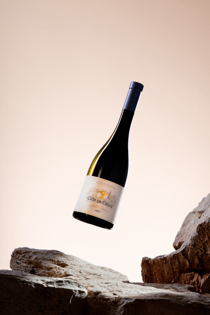 Clos de Caille - Lifestyle - Blanc Lucis - Fond texturé - Portrait